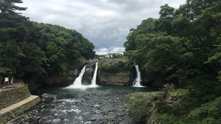 自然豊かな公園にあるきれいな滝