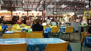 近くにロールアイスクリームの屋台があります