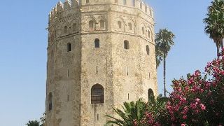 川の東岸に建つ見張り塔