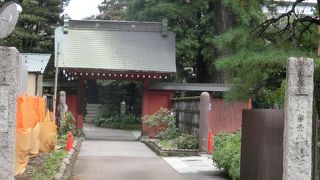 門前に六地蔵がある