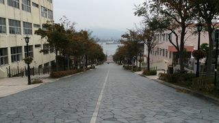 海に向かって真っ直ぐに伸びる坂