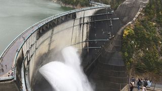 黒場ダム放水が　豪快です