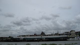 いがいと川幅が狭い