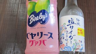 石垣島鍾乳洞の出口にあり、お土産物のほかに飲料も売っていました。