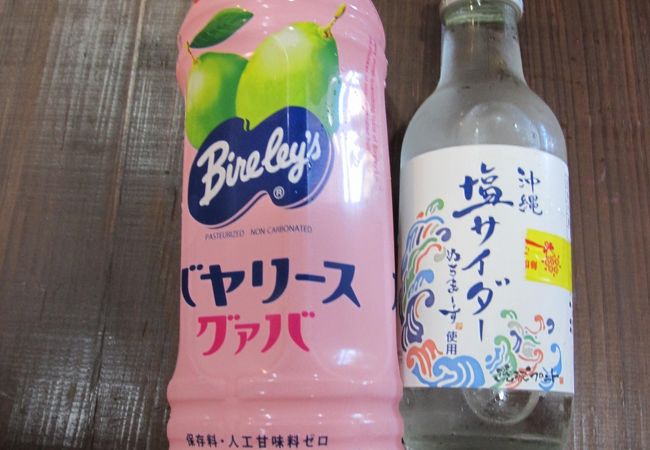 石垣島鍾乳洞の出口にあり、お土産物のほかに飲料も売っていました。