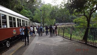 途中、バロン滝駅で１０分ほど停車、乗客は降りて滝の写真を撮ることができます