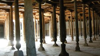 木製の柱が林立するモスク