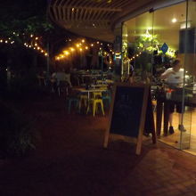 左側のオープンカフェからは夜のマリーナの風景が見られます