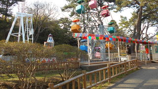 家族連れで賑わう市民公園
