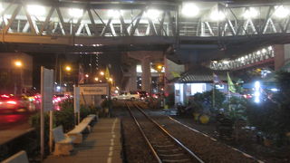 夜のマッカサン駅