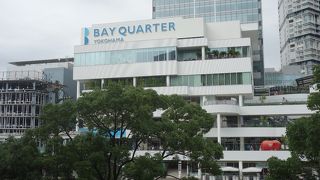 ウォーターサイドの開放的な商業ビル