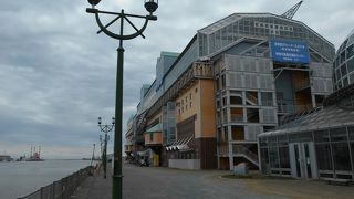 釧路川沿いの複合商業施設