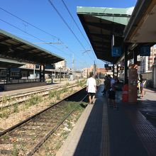 左に9番10番の国鉄ホームが見えます。