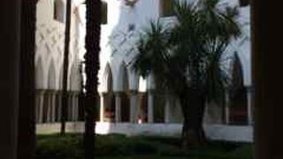 大聖堂の隣にあります