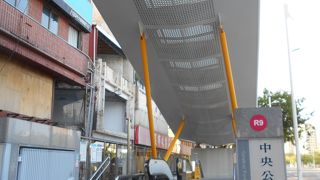 明るいデザインの駅