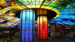 派手な装飾の駅