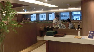 百貨店の大食堂の雰囲気