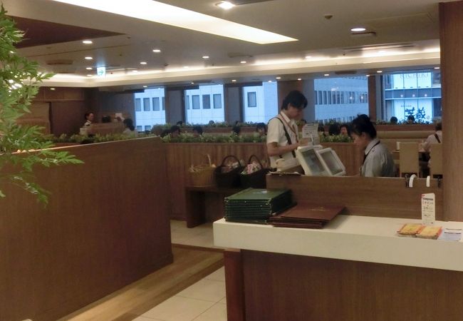 百貨店の大食堂の雰囲気