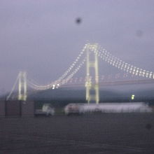 ライトアップされた白鳥大橋の様子