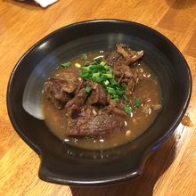 お通し（牛スジ煮込み）