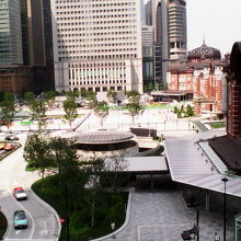 窓から見える東京駅前は工事が終わってすっきりした空間に。