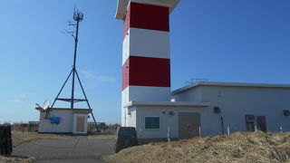 赤と白の目立つ灯台