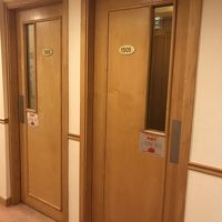 部屋の入口。扉が２重になっていて、必要以上に豪華。