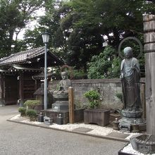 銅造地蔵菩薩立像と銅造地蔵菩薩坐像など