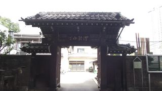 六地蔵三番目の銅造地蔵菩薩立像などがある寺院です