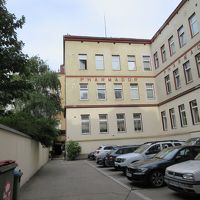 道路から駐車場を入った奥にある