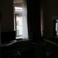 窓からは住宅街の裏庭が見える