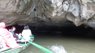 真っ暗な洞窟を手漕ぎボートでくぐり抜けます