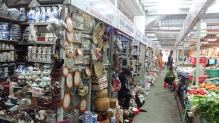 地下1階に食材や陶器を売っています