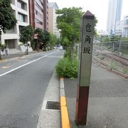 御茶ノ水駅近く、神田川沿いのただの坂道