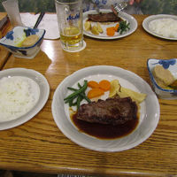 夕食です。肉料理と魚料理がありました。おいしかったです！