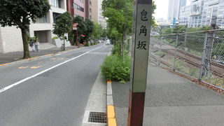 御茶ノ水駅近く、神田川沿いのただの坂道