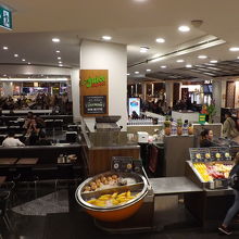 月曜日の朝１０時前ですが、観光客らが朝食もしくはブランチを