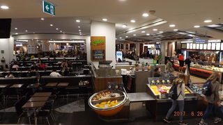 地下のフードコートに行ってみました