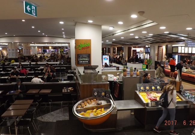 地下のフードコートに行ってみました