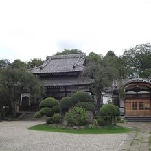 前庭と本堂など