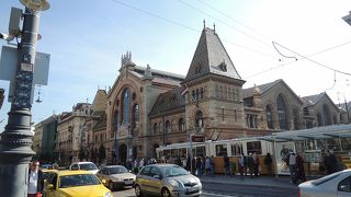 ブダペスト最大の常設市場、天井が高く通路が広いので開放感があります