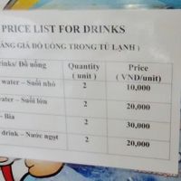 冷蔵庫の飲み物の値段表。水も有料でした。
