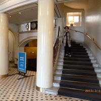 ２階へ上がる階段のショットです。
