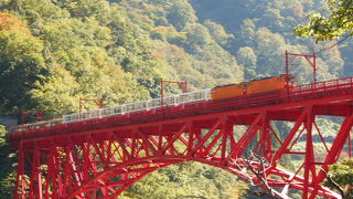 鮮やかな赤い鉄橋