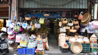 店頭に溢れるほどのかごやバッグ