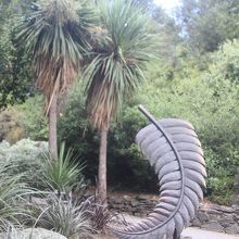 公園入口にある｢シダの葉｣のモニュメント。