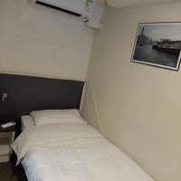 写真の通り狭いが、一人旅なら十分