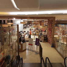 地下にあるEat Thaiがオススメ