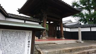 門の柱の古さがかなりのもの