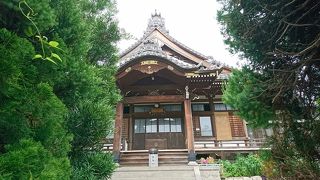 鬼瓦が浪のようなデザイン